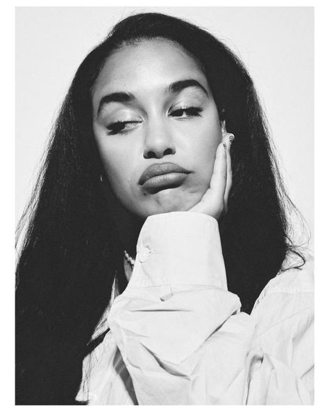 Seen Her On The Ave, Spotted Her More Than Once Girlfriend Proposal, Jorja Smith, Music Albums, Girl Crushes, Black And White Pictures, Afro Hairstyles, My Vibe, Fitness Inspo, Cool Girl