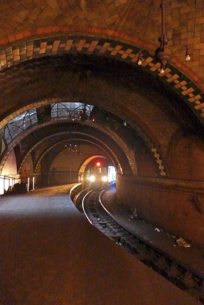 abandoned City Hall NYC subway stop | New York City’s Hidden ‘City Hall’ Subway Station – Pictures Abandoned Train, Subway Station, The Terminal, Old New York, U Bahn, Abandoned Mansions, Train Stations, City That Never Sleeps, Train Tracks