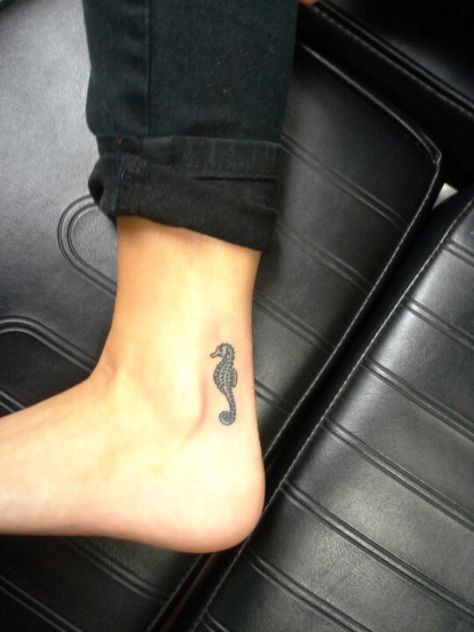 Seahorse tattoo. Placement. Amazing. Seahorse Ankle Tattoo, Celtic Turtle, Ankle Foot Tattoo, Palm Tree Tattoo Ankle, Tattoo Sonne, Starfish Tattoo, Tattoo Ankle, Seahorse Tattoo, Ankle Tattoo Designs