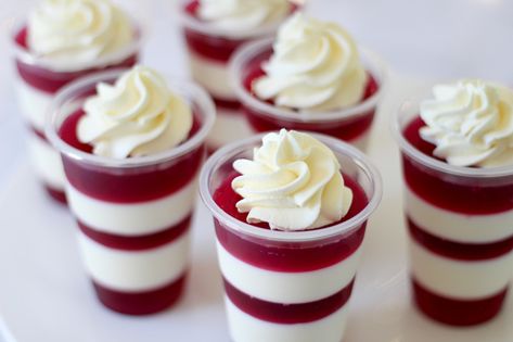 layered jelly recipe Jelly In Cup, Jello Cups Ideas, Thanksgiving Jello, Dessert Shooters, Jelly Desserts, Jelly Cups, Jelly Recipe, Jello Desserts, Christmas Dinner Menu