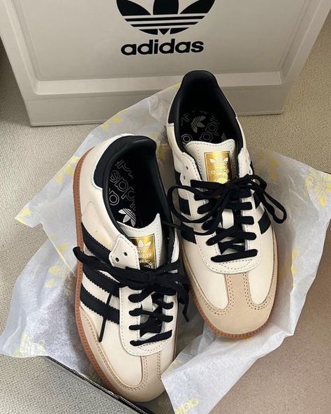 Cream Sambas Outfit, Addidas Shoes Outfit Ideas 2023, Staple Shoes For Women, Cream Sambas, It Girl Shoes, Shoes For Every Outfit, Sambas Adidas Women, Og Samba, Sambas Adidas