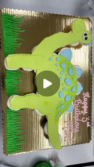 Dinosaur Cupcakes Pullapart, Dinosaur Giant Cupcake, Easy Dinosaur Cake Diy, Pull Apart Cupcake Cake Dinosaur, Dinosaur Diy Cake, Stegasorus Dinosaur Cake, Dino Four Birthday Cake, Cupcake Cakes Dinosaur, Diy Dinosaur Cake Topper