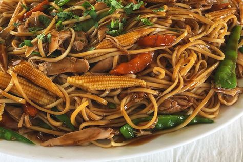 You can now make this Chinese takeaway classic in your slow cooker! The ingredients are usually stir-fried but in our version you cook the chicken first and then at the end combine with vegies and noodles. Lazy Dinners, Chow Mein Recipe, Butter Pudding, Chicken Chow Mein, Quick Dinners, Slow Cooker Dinner, Slices Recipes, Cheap Dinners, Slow Cooker Pork