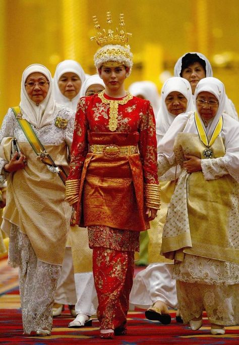 Princess Dayangku Sarah of Brunei  Who was she wearing? She wore five outfits created by different local designers  What did it cost? $4 million Royal Wedding Gowns, Wedding Ceremony Traditions, Iconic Weddings, Royal Wedding Dress, American Princess, Royal Brides, Iconic Dresses, Traditional Wedding Dresses, Wedding News