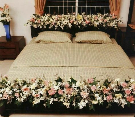 Room Decor Ideas For Wedding Night, Bed Flower Decoration Wedding, Wedding Room Decorations Pakistani, Simple Wedding Night Room Decorations, Bed Decoration For Wedding Night, Bride Bedroom Decoration, Wedding Bed Decoration, Wedding 1st Night Room Decoration, Wedding Bedroom Decoration