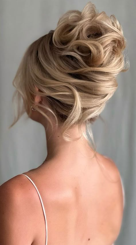 chic updo, hairstyle ideas, wedding hairstyle, wedding updo, updos, bridal hairstyle, bridal updos, messy updo, simple updo, messy upstyle, wedding hairstyle trends Bridal Hair Updo High, Updo Simple, Updos Bridal, Updo Messy, Curly Hair Up, 2000s Hairstyles, Chic Updo, 4 Hairstyles, Wedding Hair Trends