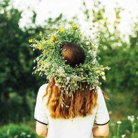 How to Throw a Scandinavian Midsummer Celebration - The myth is that, with blossoms beneath a pillow, one will dream of the person they are to marry; maypole; flower crowns; bonfires Midsummer Crown, Midsummer Flower Crown, Scandinavian Midsummer, Midsommar Aesthetic, Midsummer Celebration, Year Wheel, Midsummer Party, Summer Solstice Ritual, Summer Solstice Party