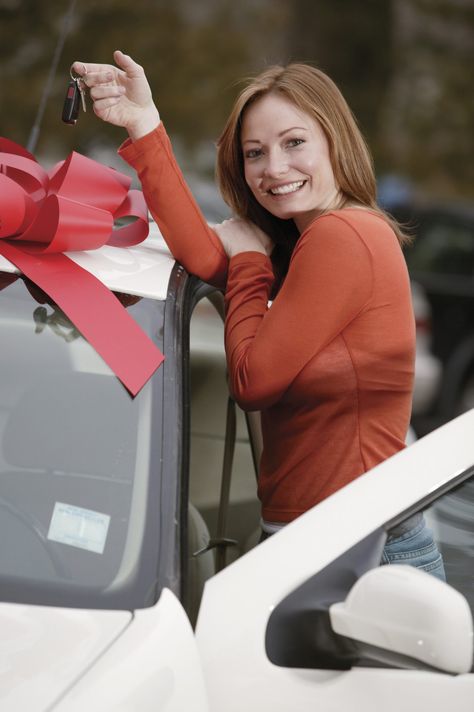 How to Make a Big Bow for a Car. Enhance the excitement for the recipient of a brand new car with a giant bow placed on the hood or roof. Making a large bow seems like a daunting task for some, but it involves the same process used in making a smaller bow -- just on a much grander scale. Diy Gift Bow, Car Bows, Brand New Car, Giant Bow, Bows Diy Ribbon, Vinyl Tablecloth, Hair Ribbons, Bow Tutorial, Big Car