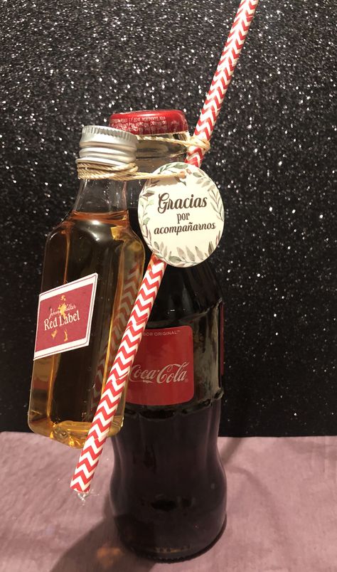 Mini botella Red Label whisky Red Label, Soy Sauce Bottle, Tequila, Vodka, Condiments, Novelty Christmas, Christmas Ornaments, Collage, Holiday Decor