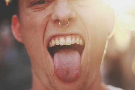 Cracked Tongue, Signs Of Iron Deficiency, Tongue Sores, Tongue Health, What To Watch, Health Risks, Look In The Mirror, Health Problems, Healing