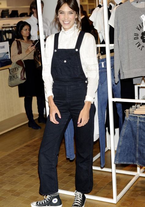 La salopette en jean selon Alexa Chung Mode Inspo, Alexa Chung, Perfect Outfit, Birkenstock, Casual Style, What To Wear, Winter Outfits, Porter, Lookbook