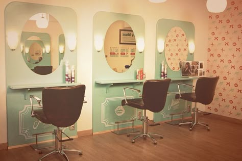 Vintage Salon Decor, Girls Dressing Room, 50s Chairs, Vintage Hairdresser, Salon Suite Decor, Vintage Beauty Salon, Vintage Hair Salons, Home Beauty Salon, Salon Suites Decor