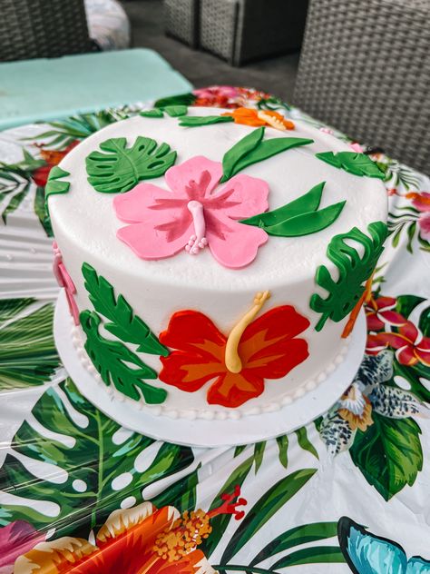 Hibiscus Birthday Party, Hawaiian Birthday Cake, Natural Cakes, Hawaiian Birthday Cakes, Aloha Cake, 28 Birthday, Birthday Cake With Flowers, Hawaiian Luau Party, Purple Cakes