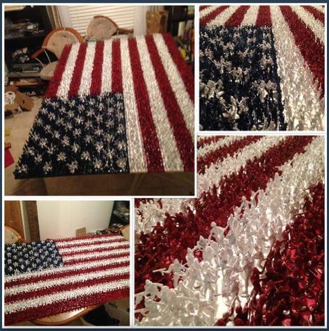 Whoever made this American flag of toy soldiers: Cool American Flag, Military Crafts, American Flag Art, Patriotic Crafts, Flag Art, Manta Crochet, 4th Of July Decorations, Army Men, School Art Projects