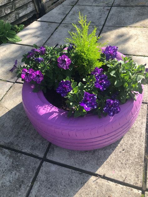 Tire With Flowers, Tire Garden, Tire Planters, Front Garden Landscape, Garden Decor Projects, Diy Backyard Landscaping, Home Vegetable Garden, Front House Landscaping, Outdoor Gardens Design