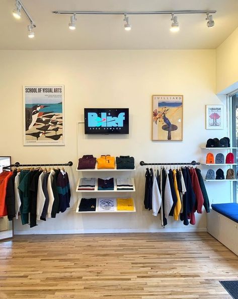 Small Clothing Store Interior, Small Boutique Interior Design, Small Boutique Interior, Clothing Room, Ruangan Studio, Mens Room Decor, Sneakerhead Room, Mens Bedroom Decor, Store Shelves Design