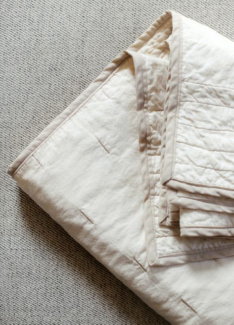 Learn how to make this simple quilted throw in just a few hours! Perfect for a toddler bed or to use as a lap blanket. #sewing #gifts #simplequilt Diy Quilted Blanket, Diy Muslin Blanket, Quilted Blanket Diy, Easy Blankets To Make, Diy Throw Blankets, Blanket Sewing, Diy Throws, Diy Toddler Bed, Homemade Blankets