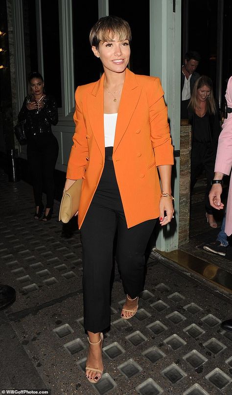 Thursday Outfit Work Casual Summer, Outfits With Orange Blazer, Cool Blazers For Women, Orange Blazer Outfits Fall, Orange Blazer Outfits For Women Office, Orange Business Casual Outfits, Blazer Naranja Outfits, Cute Winter Work Outfits For Women, Summer Blazers For Women