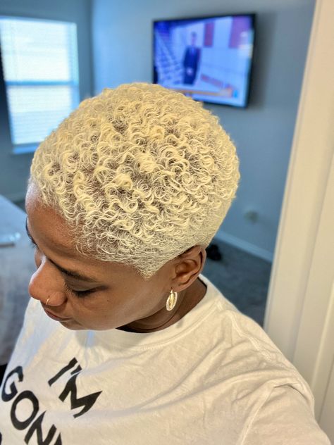 Sand Blonde, Short Bleached Hair, Short Curly Cuts, Mama Hair, Natural Hair Woman, Short Natural Curly Hair, Short Shaved Hairstyles, Curly Pixie Haircuts, Beautiful Freckles