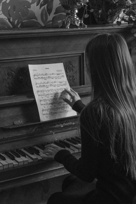 piano girl Vision Board Poster, Piano Photography, Piano Girl, Piano Art, Playing Piano, Foto Art, Micro Wedding, Music Aesthetic, Black And White Aesthetic