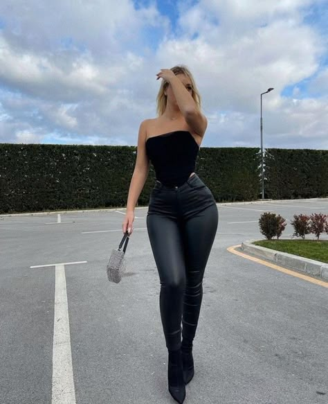 Night Club Outfits, Estilo Hippie, Vintage Clothes Women, Looks Black, Causual Outfits, Cute Comfy Outfits, Body Inspiration, Streetwear Fashion Women, All Black Outfit