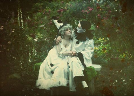 Alfonse Van Besten's Dreamy Autochromes (1910-1915) - Flashbak Pierrot Clown, Portrait Vintage, Vintage Circus, Vintage Portraits, Black And White Photographs, Belle Epoque, Photography Inspo, Vintage Photography, Color Photography