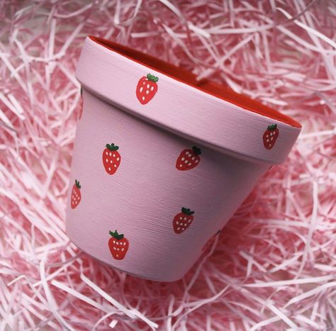 Strawberry Pot, Plant Pot Design, Diy Pottery Painting, Flower Pot Art, Pot Painting, Plant Pot Diy, Flower Pot Design, Painted Pots Diy, Painted Plant Pots