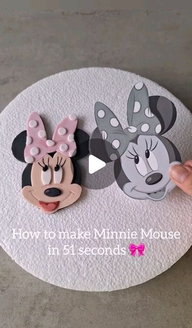 Mickey Mouse Diy Cake, Minnie Mouse First Birthday Cake Pink, Minnie Mouse Cake Tutorial, Minnie Mouse Fondant Tutorial, Diy Minnie Mouse Decorations, Dort Minnie, Minnie Mouse Cake Decorations, Minnie Mouse Cakes, Minnie Mouse Cake Design