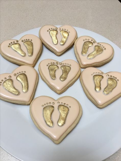 Gender Reveal Ideas White And Gold, White And Gold Baby Shower Ideas, Beige Baby Shower Ideas, Brown Baby Shower Ideas, Fancy Baby Shower, Gold Baby Shower Decorations, Gender Reveal Cookies, Surprise Baby Shower, Mommy Things