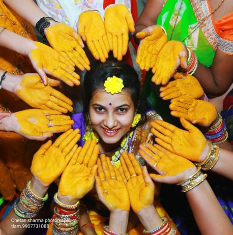 Haldi Poses For Bride's Sister, Haldi Ceremony Outfit Girl, Girl Haldi Poss, Haladi Shastra Photoshoot, Haldhi Stills Girl, Haldhi Stills Bride, Wedding Stills Indian, Haldi Photo Poses, Dulhan Haldi Pose