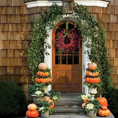 Pumpkin Ideas for Your Front Door | Vertical displays make a big statement at the front door. | SouthernLiving.com Pumpkins And Gourds, Fall Front Porch Ideas, Wreaths Fall, Pumpkin Topiary, Diy Halloween Decor, Autumn Decorating, Fall Front Porch, Fall Decorations Porch, Fall Front