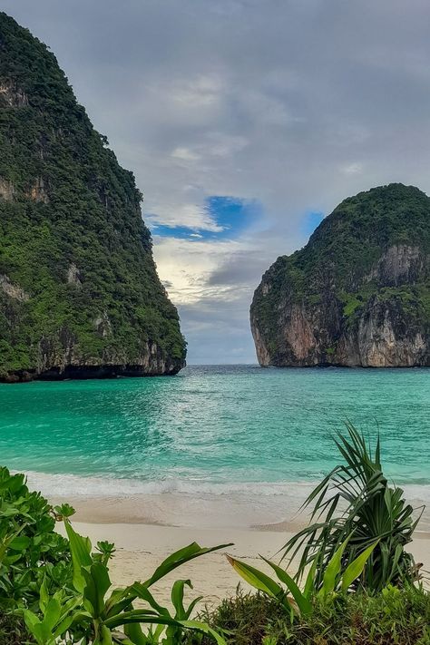 a white sand beach surrounded by mountains at Maya Bay Thailand Kho Phi Phi Thailand, Ko Phi Phi Thailand, South Thailand, Koh Phi Phi Thailand, Phi Phi Thailand, Thailand Destinations, Beautiful Beaches Paradise, Sky Resort, Thailand Beach