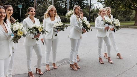 Women Suits Wedding Bridesmaid, Bridesmaid Suits For Women, Wedding Tuxes, Suits For Groomsmen, Bridesmaid Suits, New Suit Design, Nonbinary People, Androgynous Look, White Bridesmaid