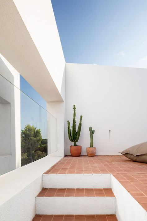 Terracotta Courtyard Patio, Curved Patios, Curved House, Terracotta Patio, Villa Spain, Turquoise Curtains, Curved Patio, Brick Floor, Desert House