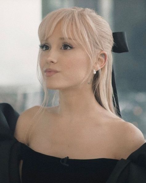 Ariana Grande Blonde Bangs, Ariana Grande Fringe, Bows Hairstyle, Ariana Grande Blonde Hair, Ariana Grande Blonde, Ariana Grande Hairstyles, Ariana Blonde Hair, Ariana Grande Bangs, Ariana Grande Ponytail