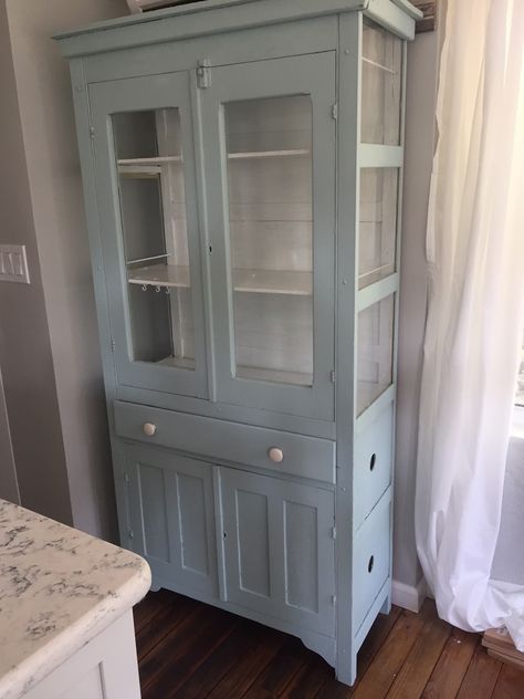 Chalk paint pie safe- China cabinet! Vintage blue! American decor! Farmhouse decorating Antique Pie Safe Makeover, Pie Cabinet Makeover, Pie Safe Cabinet Makeover, Pie Safe Makeover, Painted Pie Safe, Pie Safe Cabinet, Antique Pie Safe, China Cabinet Makeover, Farmhouse Dining Rooms Decor