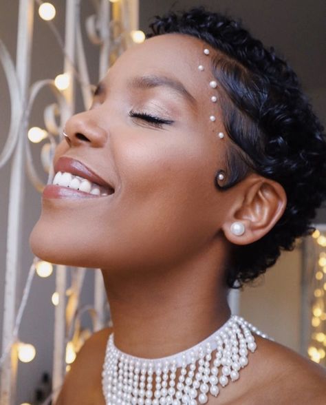 Short Hairstyle Women Bridal, Short Hair Accessories Black Women, Hair Jewelry For Short Hair, Short Hair Wedding Accessories, Curly Pixie Wedding Hair, Short Natural Hair Wedding Styles, Short Hair Accessories Pixie, Short Hair Accessories Ideas, Relaxed Natural Hair