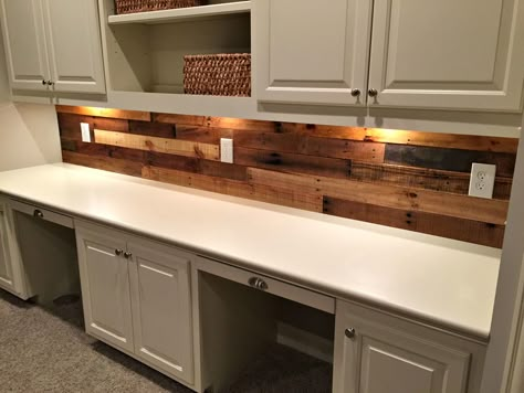 Pallet Wood Wall with built in desk Pallet Backsplash, Pallet Kitchen Cabinets, Pallet Kitchen, Beadboard Backsplash, Wood Backsplash, Herringbone Backsplash, Wood Pallet Wall, Diy Countertops, Wood Kitchen Cabinets