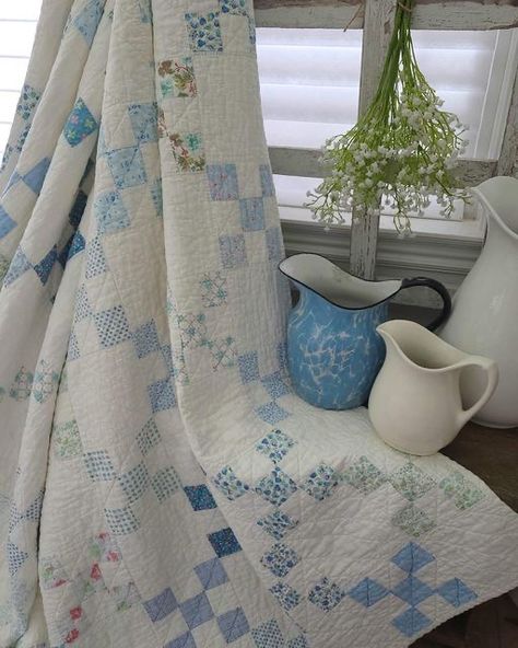 Small Quilt Blanket, New England Quilt, Cottage Quilt Patterns, Aesthetic Quilts, Cottagecore Quilt, Quilt Aesthetic, Seaglass Colors, Blue And White Farmhouse, Vintage Quilt Patterns