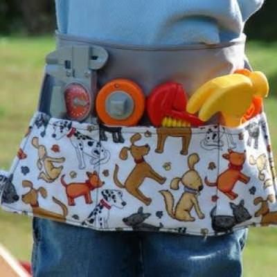 Children's Tool Belt Tutorial {sew}How to sew a fabric tool belt for your son. This would make a fun homemade gift for any occasion!View This Tutorial Tool Belt Sewing Pattern, Diy Kids Tool Belt, Things To Sew For Boys, Boy Sewing Projects, Kids Tool Belt, Belt Tutorial, Fun Homemade Gifts, Diy Christmas Gifts For Kids, Boy Sewing