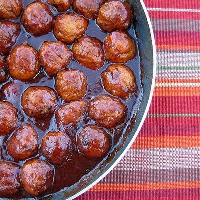 Maple Meatballs Recipe ~ great for football season or just for dinner from Real Mom Kitchen Maple Meatballs, Hor Dourves, Maple Recipes, Maple Syrup Recipes, Summer Barbeque, Future Chef, Beef Meals, Mom Kitchen, Delicious Appetizers