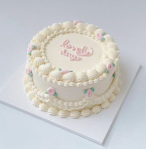 Circle Cake Aesthetic, Cake Trends For 2023, Cakes Aesthetic Vintage, Round Vintage Cake, Vintage Flower Cake, Simple Vintage Cake, Cute Pink Cake, Heart Cake Designs, Vintage Cake Decorating