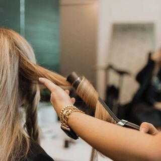 @hairstyle_gisooo • Instagram photos and videos Hair Braiding Salon, Hair Salon Pictures, Hairstylist Branding, Salon Pictures, Hair Photography, Brand Stylist, Branding Photoshoot Inspiration, Hair Done, Shoulder Length Hair Cuts