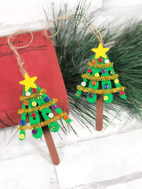 DIY Clothespin Christmas Tree Craft Christmas Decorations For School, Christmas Party Ideas Kids, Clothespin Christmas, Clothespin Crafts Christmas, Kids Diy Christmas, Fun Holiday Crafts, Christmas Tree Craft, Christmas Clothespins, Clothespin Crafts