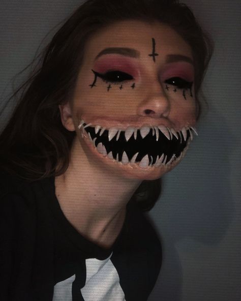 Teeth Demon Halloween Makeup Demon Teeth, Sharp Teeth Makeup Halloween, Sharp Teeth Cosplay, Skull Teeth Makeup, Cosplay Teeth, Demon Sfx Makeup, Sfx Makeup, Halloween Makeup, Halloween Face