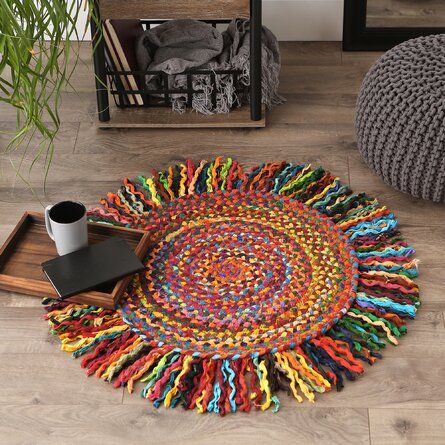 Round Rag Rug, Crocheted Rug, Ideas Hogar, Rug Colors, Rug Entryway, Fabric Yarn, Diy Rug, Small Table, Red Area Rug