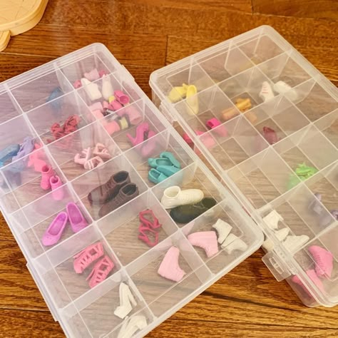 Barbies Organizer, Organize Barbies Storage Ideas, Organizing Doll Clothes, Barbie Dream House Organization, Organize Crafts Small Space, Organize Dolls And Accessories, Diy Barbie Organization, How To Organize Barbies, Barbie Play Area Organization