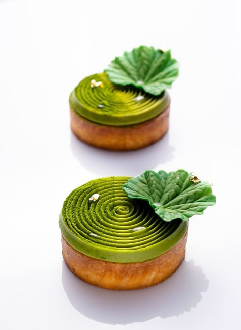 Luxury Dessert Recipes, Nature Dessert, Nature Inspired Desserts, Tart Dessert Design, Green Dessert, Floral Desserts, Pistachio Tart, Luxury Desserts, Asian Dessert