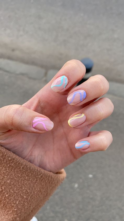 Minimalist Pastel Nails, Pastel Abstract Nails, White And Pastel Nails, Minimalist Nails Pastel, Nail Squiggle Design, Wiggle Nails, Short Nails Pastel, Squiggle Nails, Pastel Blue Nails