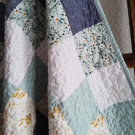 New quilt on sale in my shop! SimpleSweetShop.etsy.com #babyquiltsforsale #handmade #babyquilts #etsyhandmade #simplesweetshop Neutral Baby Quilt, Quilt Ladder, Quilt Blocks Easy, Free Motion Designs, Baby Patchwork Quilt, White Baby Showers, Binding Machine, Handmade Baby Quilts, Blue Green Gold